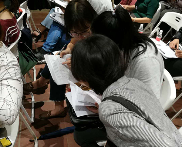 商量怎么提问题.jpg